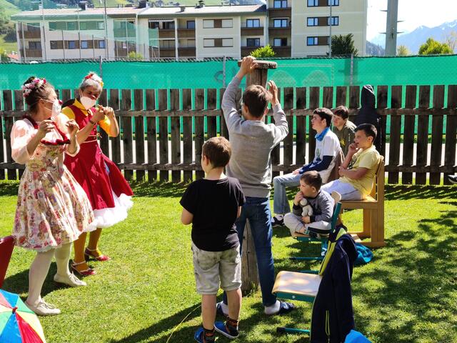 Die Kinder freuten siech riesig über die lustigen Besucherinnen. | Foto: Markus Kozubowski