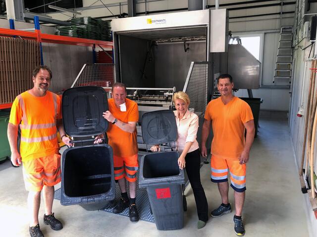 Alfred Marketz, Johann Kraus, Stadträtin Sandra Wassermann und Heiko Stöfan bei der Müllbehälterwaschanlage in der Boltzmannstraße. | Foto: Büro SR Wassermann
