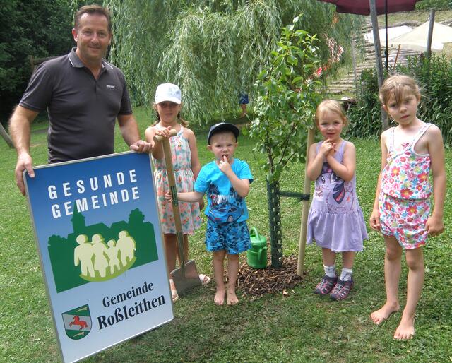 Kurt Pawluk mit Kindern des Kindergartens | Foto: Gemeinde Roßleithen