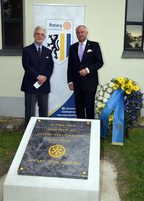 Präsident Stefan Szalachy (links) und Bürgermeister Hans Stefan Hintner beim Rotary-Gedenkstein am Mödlinger Friedhof. | Foto: Bernhard Garaus