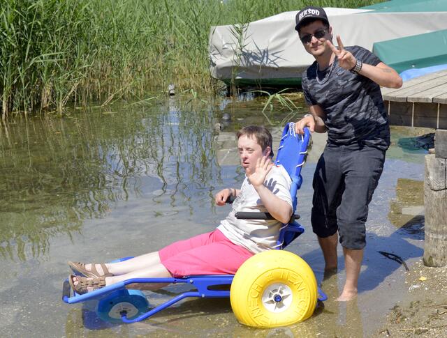 Christa Ortner probierte den Schwimmrollstuhl aus. | Foto: Olsacher
