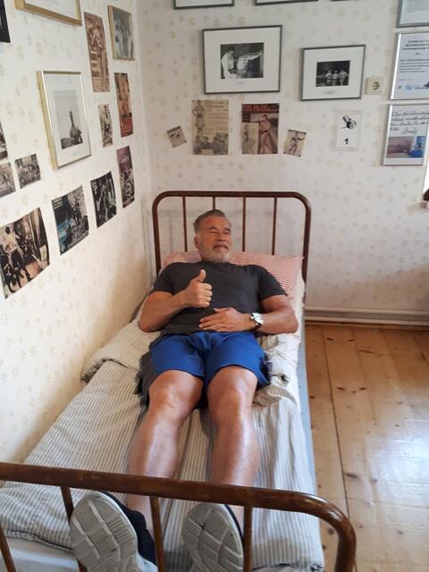 "Probeliegen" im einstigen eigenen Bett: Arnold Schwarzenegger zu Besuch im Museum. | Foto: Privat