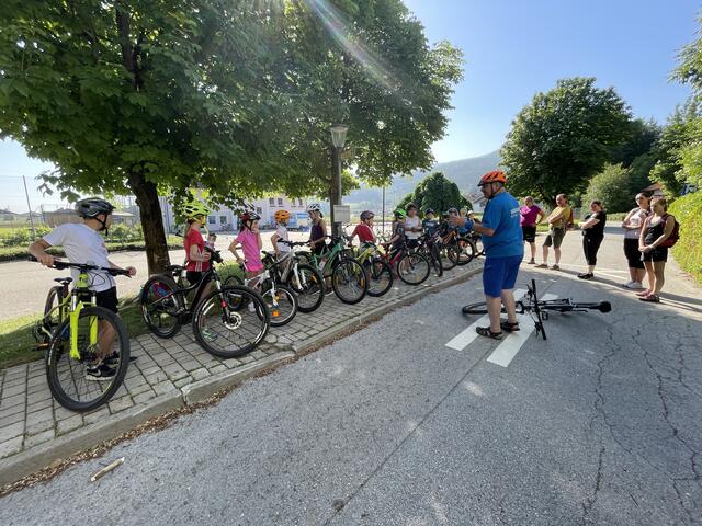 Sowohl die Kinder als auch die Eltern konnten beim AUVA-Radworkshop einiges lernen, um fit für die Sommerferien zu sein.  | Foto: Hofbauer