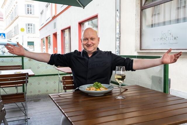 Serviert in Ferls Weinstube jetzt unter anderem asiatische Palatschinken mit Krautsalat: Kultkoch Karli Pichlmaier  | Foto: Ripix