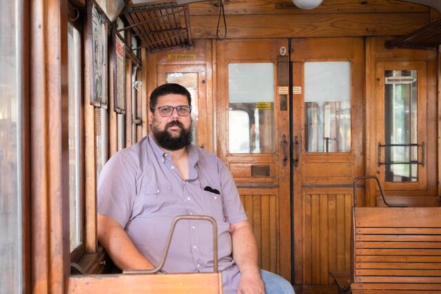 Der Wächter der Oldtimer-Flotte: Klaus Außerhofer sitzt im Beiwagen Nummer 191B, der 1873 als Pferdewagen gebaut wurde. | Foto: Konstantinov