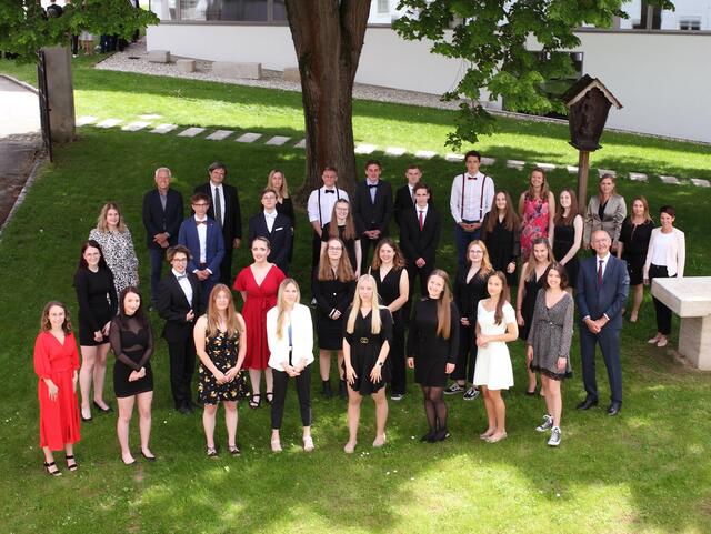 8A Klasse mit Klassenvorstand Maria Hofinger, 	Direktor Ferdinand Karer

Aigner Amelie, Baumgartner Klara (A), Börtlein Lea (G), Dieplinger Eva, Dieplinger Sarah (G), Dopplmair Riccarda (G), Fuchs Christina (A), Gföllner Sophie, Gradinger Kilian, Haslehner Jonas (G), Häuserer Lisa (A), Heidl Sarah, Höllerl Ida (A), Hügelsberger Jakob (A), Kliemstein Lisa, Kraxberger David, Meinl Elisa (G), Menschick Carmen (A), Moser Lukas (G), Reingruber-Breitwimmer Fabienne (G), Seidermann Lisa (A), Steininger Amelie (A), Straßl Lisa, Wagner Katrin, Wassermayr Leo, Weinberger Jana (A), Wolfsteiner Moritz (A), Ziegler Pia (G)

(A)…Ausgezeichneter Erfolg
(G)…Guter Erfolg | Foto: GMR Colorlabor, Badhausstr. 14, 4202 Kirchschlag bei Linz