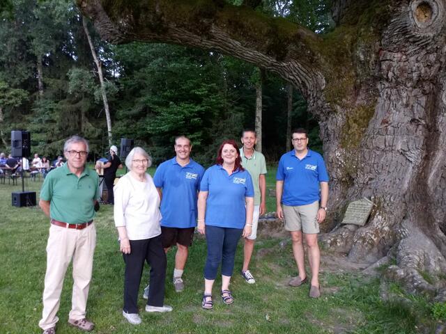 Unter der 1.000-jährigen Eiche: Die Organisatoren der Sonnwendfeier der FPÖ Hartberg-Fürstenfeld freuten sich zahlreiche Gäste willkommen heißen zu dürfen. | Foto: FPÖ Hartberg-Fürstenfeld