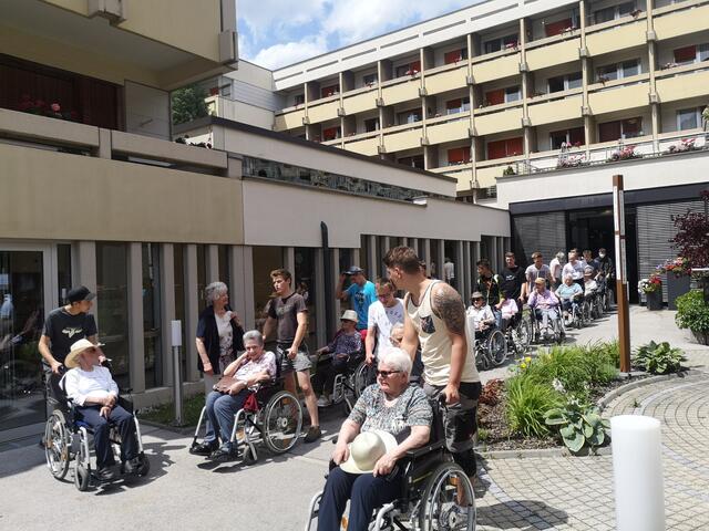 Die Tischlerlehrlinge holten die Bewohner im Pflegeheim ab. | Foto: Tiroler Fachberufsschule Lienz