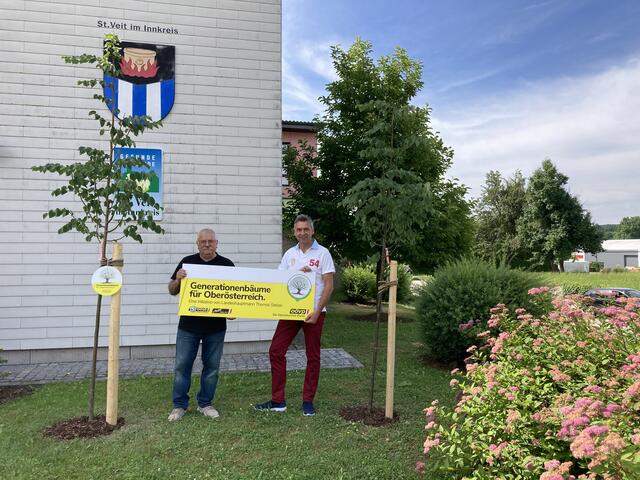 Generationenbaum für St. Veit: Altbürgermeister Alois Haidenthaler und Bürgermeister Manfred Feichtinger (v. l.). | Foto: OÖVP St. Veit
