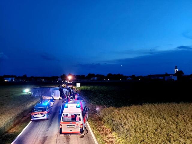 Die Reichersberger Landesstraße war rund sechs Stunden lang gesperrt. | Foto: FF Reichersberg