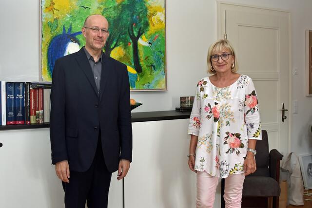 Kulturlandesrätin Beate Palfrader gratulierte Thomas Larcher zur Auszeichnung. | Foto: Land Tirol/Huldschiner