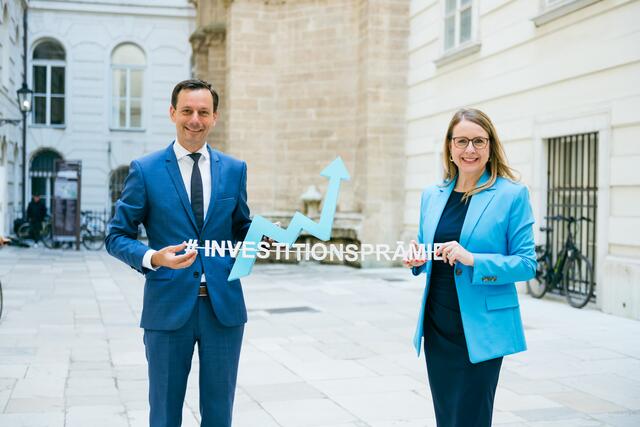 Investition für GU: Ernst Gödl mit Margarete Schramböck | Foto: KK