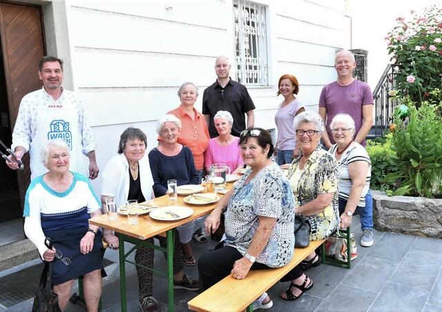 Bürgermeister Werner Krammer (l.) lud pflegende Angehörige zu einem kleinen Grillfest in den Pfarrhof.
Hinten stehend (v.r.): Arbeitskreisleiter der Gesunden Gemeinde, Karl Streicher, Stadträtin Beatrix Cmolik und Pastoralassistent Andreas Stockinger-Wadsak mit den Frauen des „Treffpunkts für pflegende Angehörige“. | Foto: Stadt WY