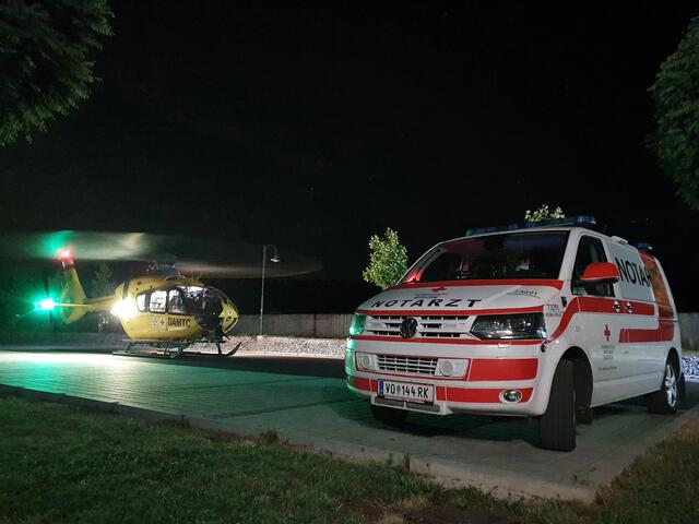 Am Ligister Sportplatz landete der Notarzthubschrauber Christophorus 17 knapp nach Mitternacht. | Foto: G. Uran/Rotes Kreuz Stmk.