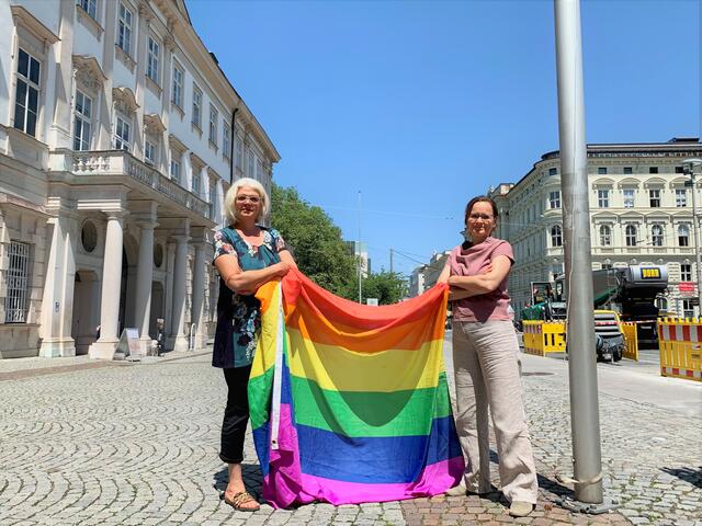 Die Stadträtinnen Martina Berthold (rechts im Bild) und Anja Hagenauer stellten sich erneut mit einer Flagge vor das Schloss Mirabell.  | Foto: Stadt Salzburg/M. Kronberger 