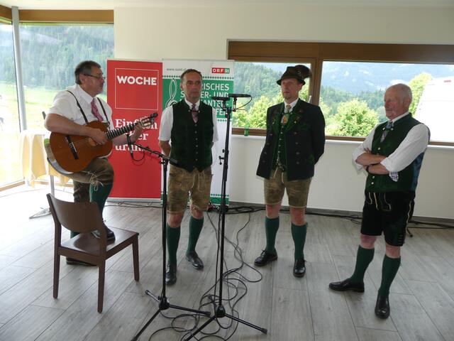 Auch die "Hollerschnapszuzler" aus dem Hinterbergerland sind bei der Sendung am Mittwoch, 14 Juli, mit dabei. | Foto: KK