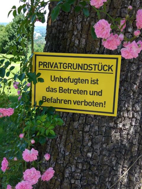 Manche Landwirte kennzeichnen mittlerweile ihren Grund, um darauf hinzuweisen, dass hier kein Zutritt mehr erwünscht ist. | Foto: Ute Felbermair