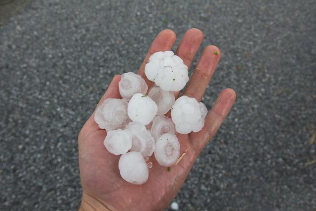 Sein Fahrzeug vor einem Hagel-Schauer schützen. Das ist heute Abend, 29. Juni, in der Tiefgarage beim Leondinger Rathaus möglich. | Foto: Hagel_Daniel Loretto - Fotolia