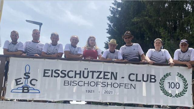 Die Mannschaft der Krone-Liga (vl.): Herbert Stöckl, Franz Gassner, Alois Lugger, Willi Mathy, Wirtin Nena, Engelbert Aigner, Franz Lochner, Fabian Lochner und Alfred Pilz. | Foto: ESC Bischofshofen