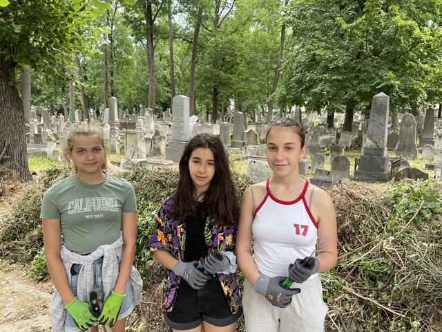 Arbeiteten einen Tag lang ehrenamtlich am Jüdischen Friedhof in Währing: Mila Gerhrke, Lina Fuchs-Rastegar und Lisa Feller (v.l.). | Foto: Thomas Netopilik