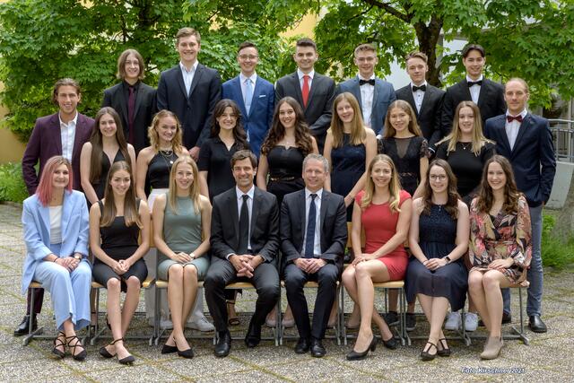 Magdalena Wögerbauer aus Oepping (1. Reihe, 2. v. r.) besuchte die Klasse 8B des Gymnasiums Rohrbach und maturierte mit ausgezeichnetem Erfolg. | Foto: BG/BRG Rohrbach