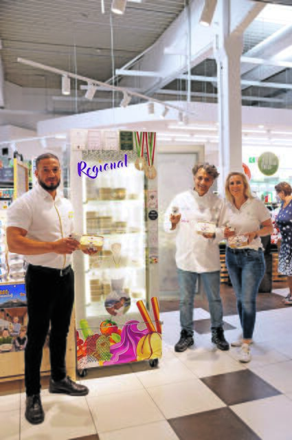 Marktmanager-Stellvertreter von Billa Plus Saalfelden Orhan Toyoglu mit Celal Karaslaan und Kirsten vor der Eistruhe | Foto: Foto BB