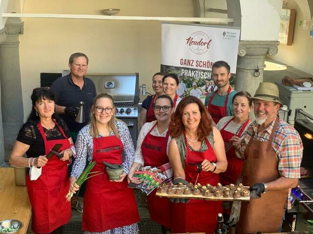 Sommerzeit ist Grillzeit: Die Schüler der FS Neudorf erhielten von den Grillprofis wertvolle Tipps. | Foto: FS Neudorf
