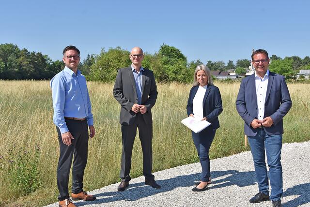 Ortsvorsteher Manuel Scherscher, Patrick Feichtmair (Distributionsleiter NÖ, Österreichische Post AG), Stadtamtsdirektorin-Stv. Kerstin Kronsteiner, Bürgermeister Christian Haberhauer. | Foto: Stadtgemeinde Amstetten