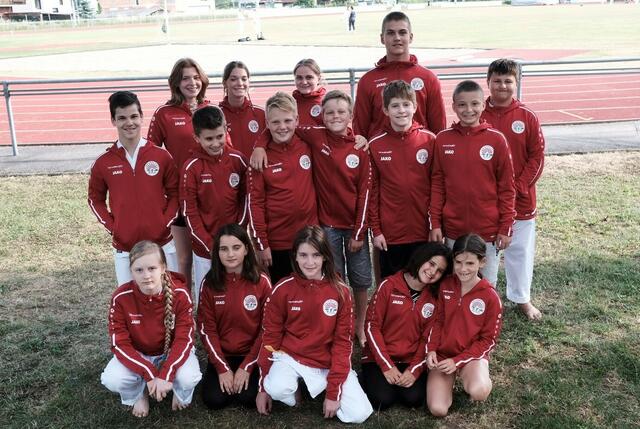 Mit den neuen und schicken Trainingsjacken macht den Kids das Karate-Training wieder viel mehr Spaß.  | Foto: privat