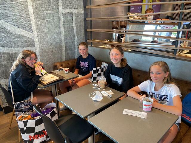 Seit Dienstag, den 29. Juni sind die Türen, nach dem Umbau, wieder für die Kunden geöffnet. Für die Jugend ein "Feiertag". | Foto: Jakob Klawatsch