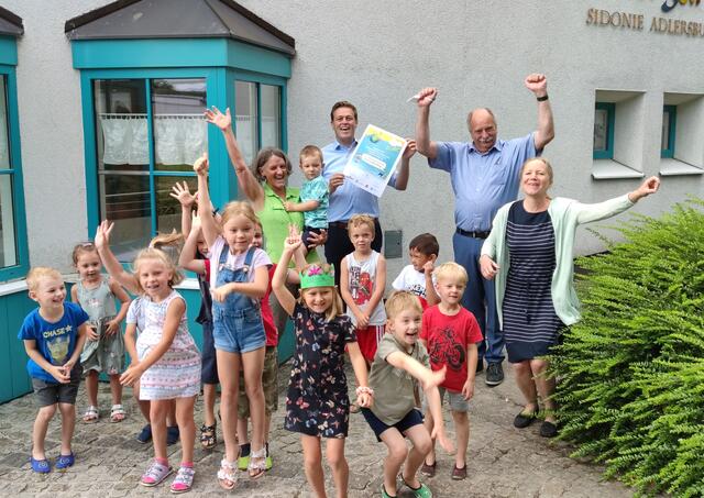  Die Kinder des Gewinner-Kindergartens mit Leiterin Gerda Ellek, Klima-Landesrat Stefan Kaineder, Bgm. Manfred Kalchmair und Ulrike Singer (Klimabündnis OÖ) (v.l.) | Foto: Land OÖ/Simon Seher