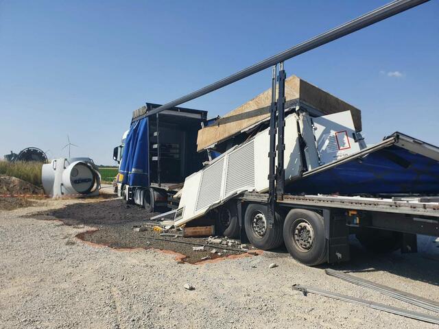 Aus dem Trafo trat eine große Menge Hydrauliköl aus, welches von den Feuerwehren gebunden wurde. | Foto: FF Neudorf bei Parndorf