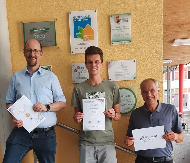 Claudio Landerer, Fachbereichsleiter IT mit dem eEducation Expert samt Zertifikat, Lukas Regensburger, digi.check hak 2021 Landessieger und Dir. Harald Schaber mit dem MINT Gütesiegel. | Foto: HAK