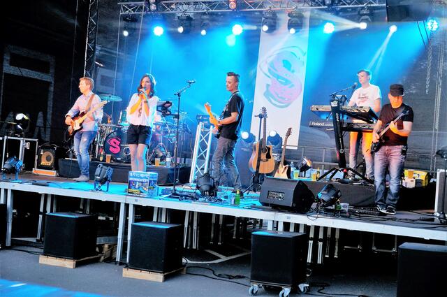 Freuen sich auf ihren Auftritt: Die Band Skylight übernimmt die musikalische Umrahmung des 18. Brunnenfestes am 10. Juli am Stadt-Zug-Platz in Fürstenfeld. Mit im musikalischen Gepäck: viele neue Hits, darunter auch der erste eigene Song "Wir kämpfen weiter". | Foto: KK