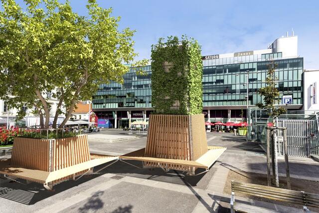 Ein begrünter Wasserturm und ein Baum als geschlossenes Ökosystem am Columbusplatz. | Foto: treecycle/Volkshilfe