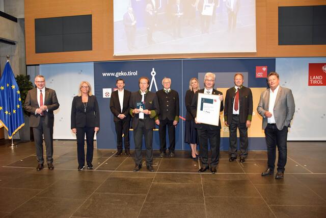 Die Sieger mit LR Johannes Tratter, Marion Wex (Bgmin Buch), Josef Hausberger (Bgm Eben am Achensee), Dietmar Wallner (Bgm Jenbach), Ernst Schöpf. Hintere Reihe v.li.: Helmut Margreiter (Bgm Steinberg am Rofan), Karl Moser (Bgm Achenkirch), Johanna Rieser (St. Notburga Pflege GmbH), Alois Aschberger (Bgm Wiesing).
 | Foto: © Land Tirol/Pichler
