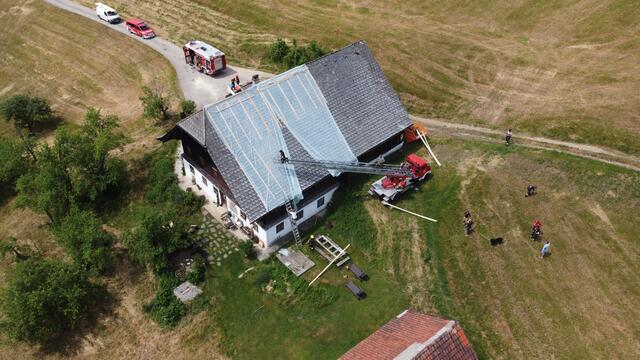 Das Gewitter zerstörte dutzende Häuserdächer. | Foto: BFKDO Mondsee