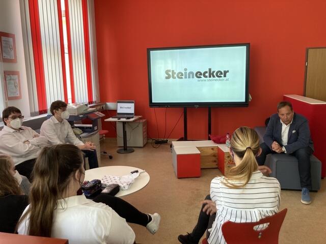 Gottfried Steinecker im Gespräch mit den Schülern des vierten Jahrgangs. | Foto: HAK Waidhofen