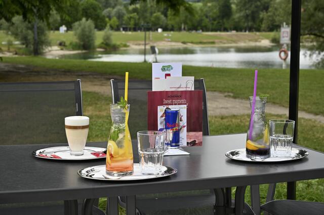 Hausgemachte Limonade oder einen Caffe Latte genießt man am besten mit Blick auf den See. | Foto: Baumgartner/BRS