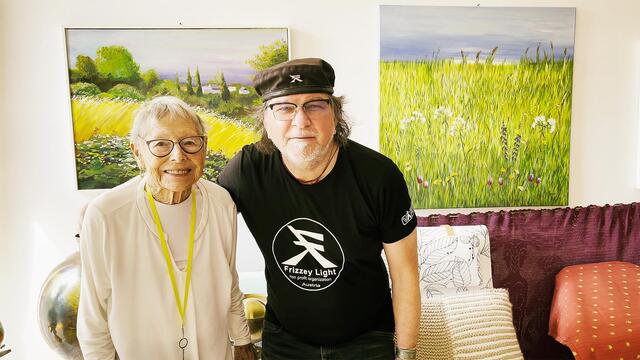 Hilfe für die Ärmsten der Armen in Nepal: Die Künstlerin Gertrude Schrott mit Visionär und Organisator Frizzey Greif. | Foto: Frizzey Light