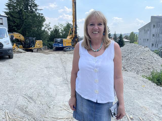 Anrainerin Silvia Schmelzinger findet es schade, dass die Grünflächen in der Gegend durch Beton ersetzt werden.  | Foto: Patricia Hillinger