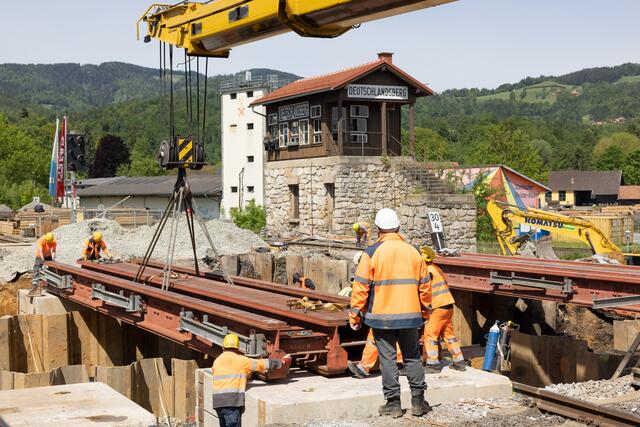 Für den zweiten Tunnel auf der Westseite mussten extra Hilfsbrücken für den Bahnverkehr eingesetzt werden. | Foto: GKB/Ferk