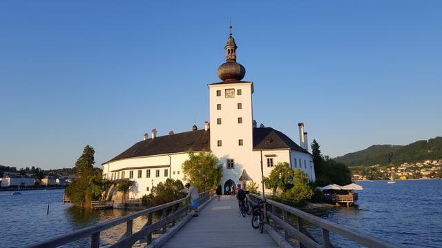 Das Seeschloss Ort, das als Wahrzeichen von Gmunden gilt, ist eine viel besuchte Sehenswürdigkeit und kann auch vom Schiff aus bestaunt werden.