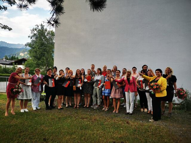 Direktorin Petra Schlechter und Pflegedirektorin Iris Schober freuen sich über die großartigen Ergebnisse des ersten Jahrganges der Ausbildung von FachsozialbetreuerInnen in Tagesform.    Foto: SOB Saalfelden

