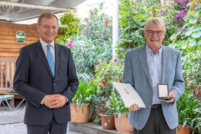 Landeshauptmann Thomas Stelzer verlieh Markus Pichler das Goldene Verdienstzeichen. | Foto: Land OÖ