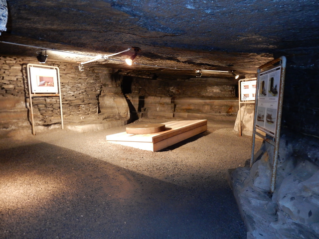 In der Höhle wird ein Einblick in den Sandsteinabbau geboten. | Foto: KK