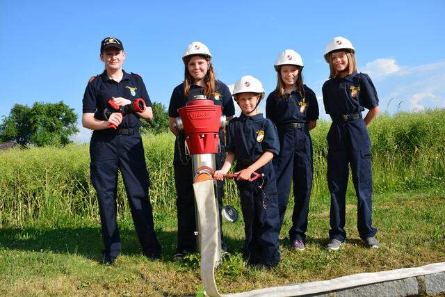 Carina Kampner (Sachbearbeiterin für die Feuerwehr-Jugend des Bezirks) mit Stefanie, Emilia, Nathalie, Nadine von der FF Niederhausleiten-Höfing. | Foto: Leitsberger