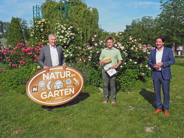 Landesrat Martin Eichtinger (links) und Franz Gruber, Vizepräsident der „Natur im Garten“ Schaugärten (rechts) gratulieren GF Wolfgang Praskac zur Auszeichnung Goldener Igel. | Foto: Natur im Garten