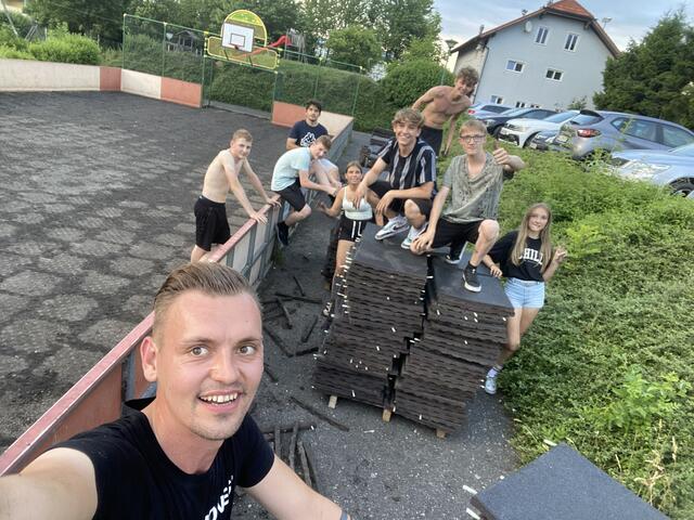Händisch wurden von den Burschen und Mädchen von "Zukunft Jugend" die alten Fußbodenplatten entfernt. Sie gaben damit den Startschuss für den Umbau des Generationenplatzen, an dem verschiedene Gruppen in mehreren Etappen gemeinsam arbeiten. | Foto: Sascha Reischl
