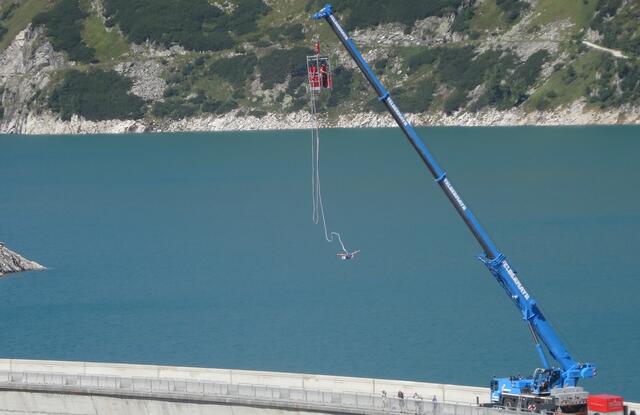 Rupert Hirner lädt an zwei Wochenenden zum Bungy Jumping-Spektakel auf die Kölnbreinsperre im Maltatal, die höchstgelegene Absprungstation weltweit. Für die Mutigen Springer geht es 165 Meter in die Tiefe